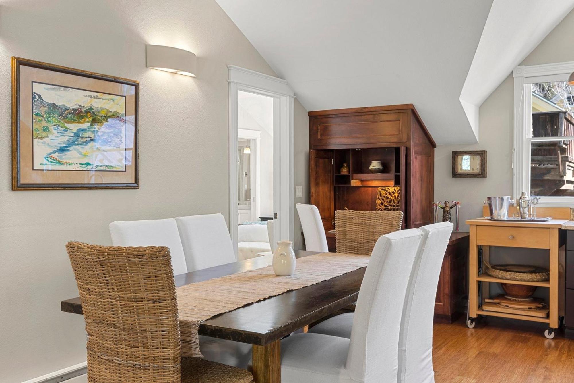 Peaceful Home-like - Spacious, Private Deck, Fireplace