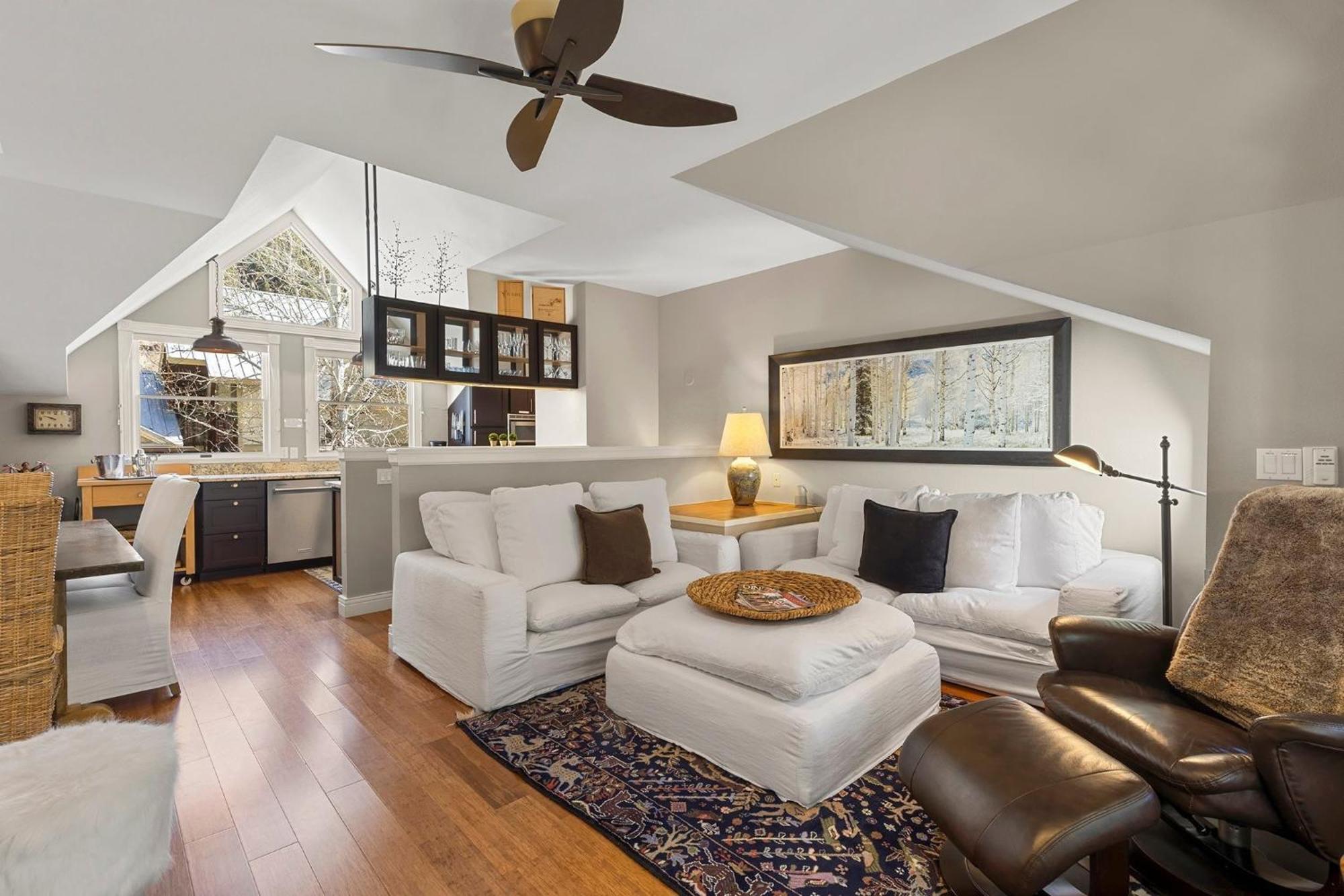 Peaceful Home-like - Spacious, Private Deck, Fireplace Apartment