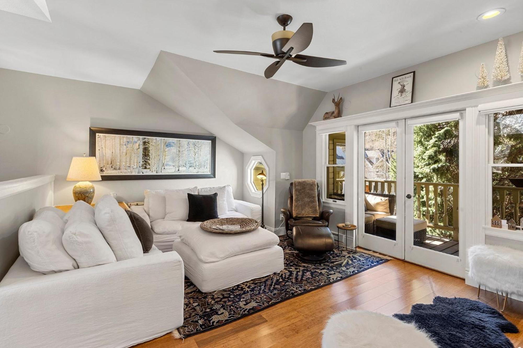 Peaceful Home-like - Spacious, Private Deck, Fireplace Apartment Telluride