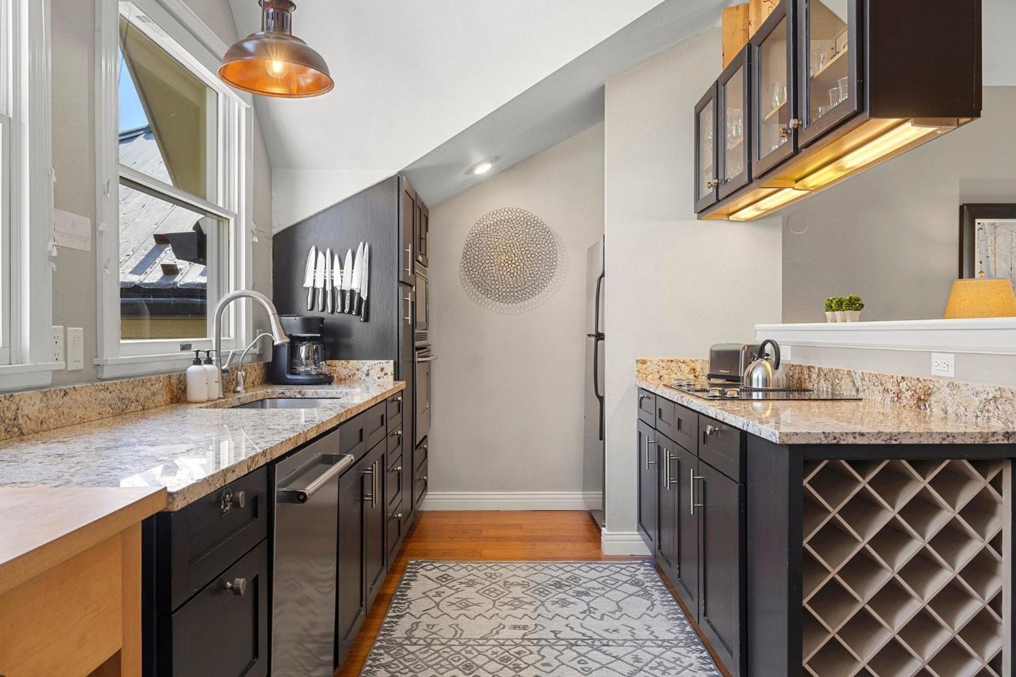 Peaceful Home-like - Spacious, Private Deck, Fireplace Apartment