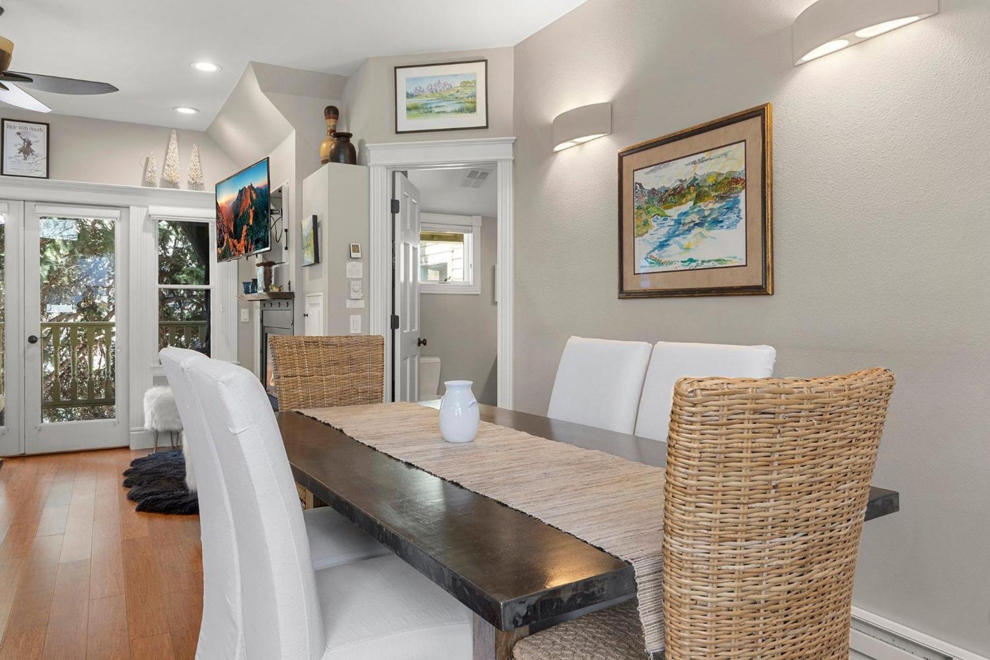 Peaceful Home-like - Spacious, Private Deck, Fireplace *