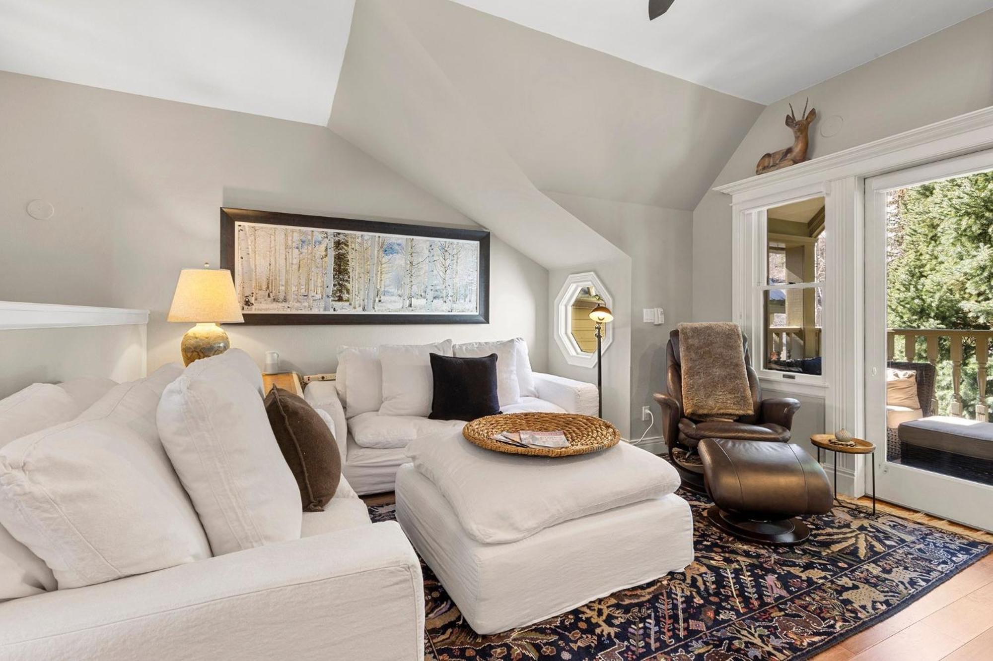 Peaceful Home-like - Spacious, Private Deck, Fireplace Apartment