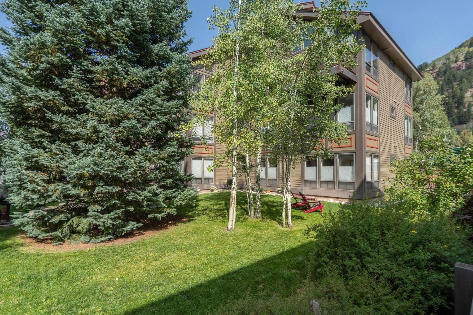 Big & Bright Hidden Gem With Garage, Hot Tub, Lux Kitchen Apartment