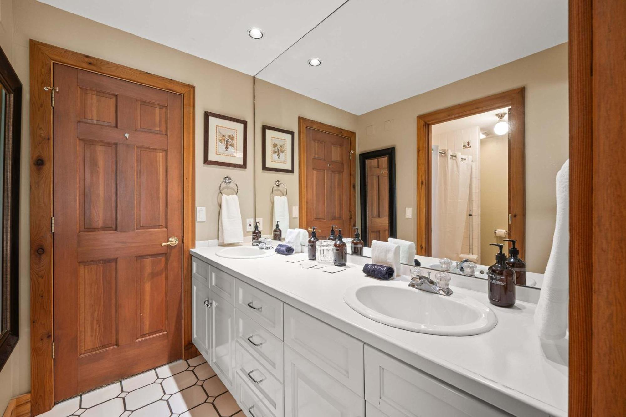 Luxury Mountain Retreat With Hot Tub And Views Holiday home