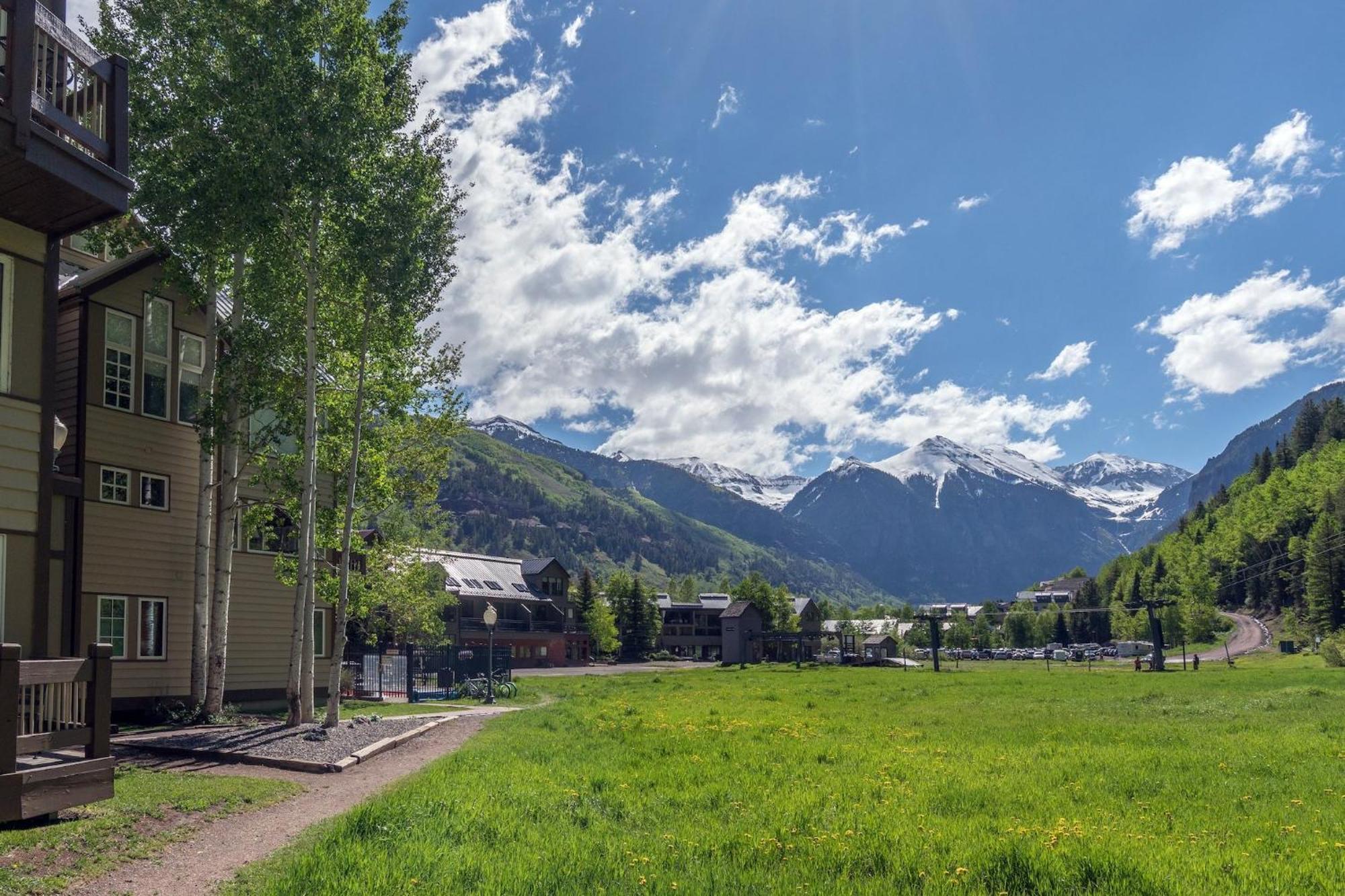 Sunny Condo, Box Canyon Views, Pool & Hot Tub Apartment
