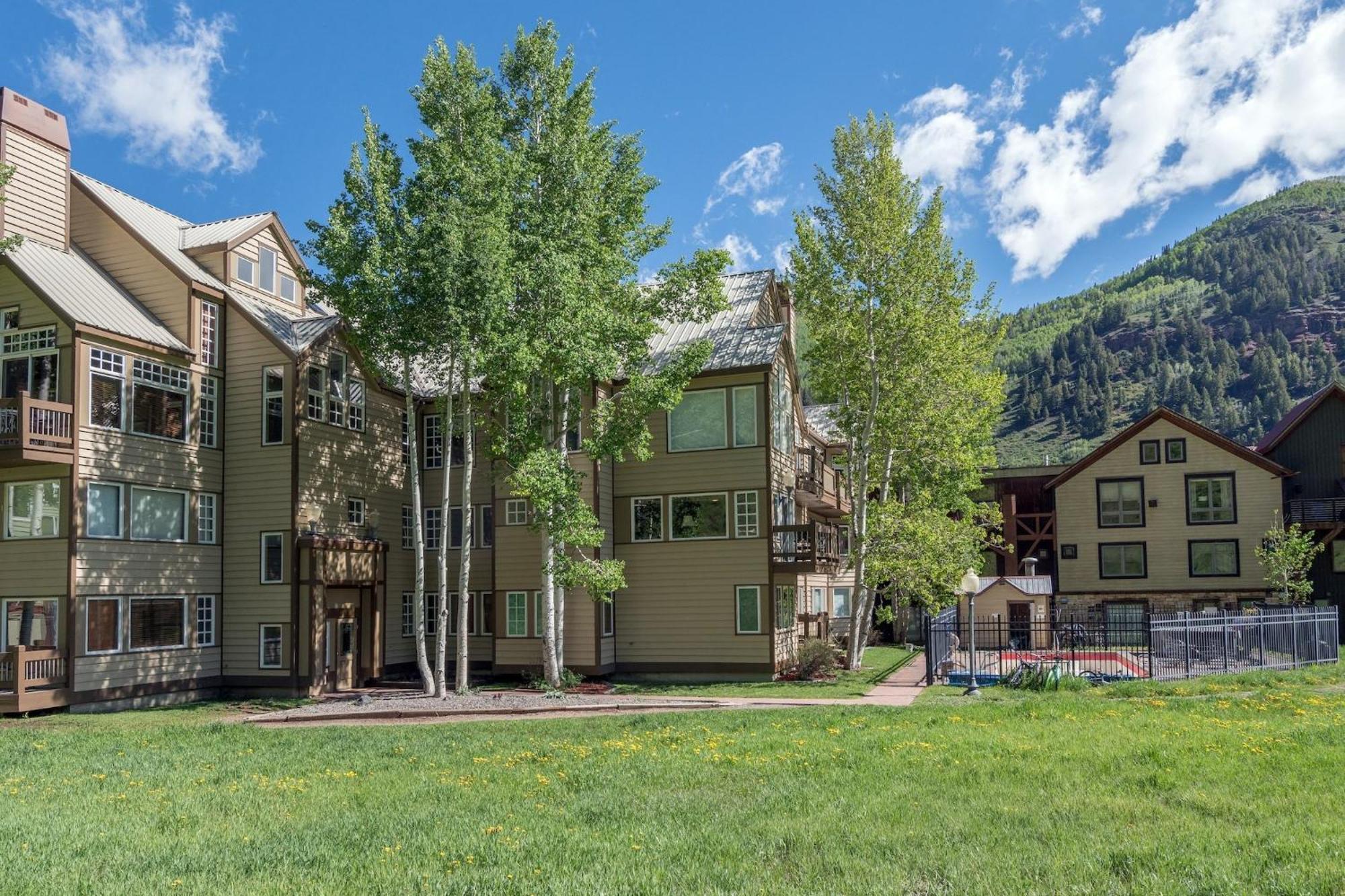 Apartment Sunny Condo, Box Canyon Views, Pool & Hot Tub *