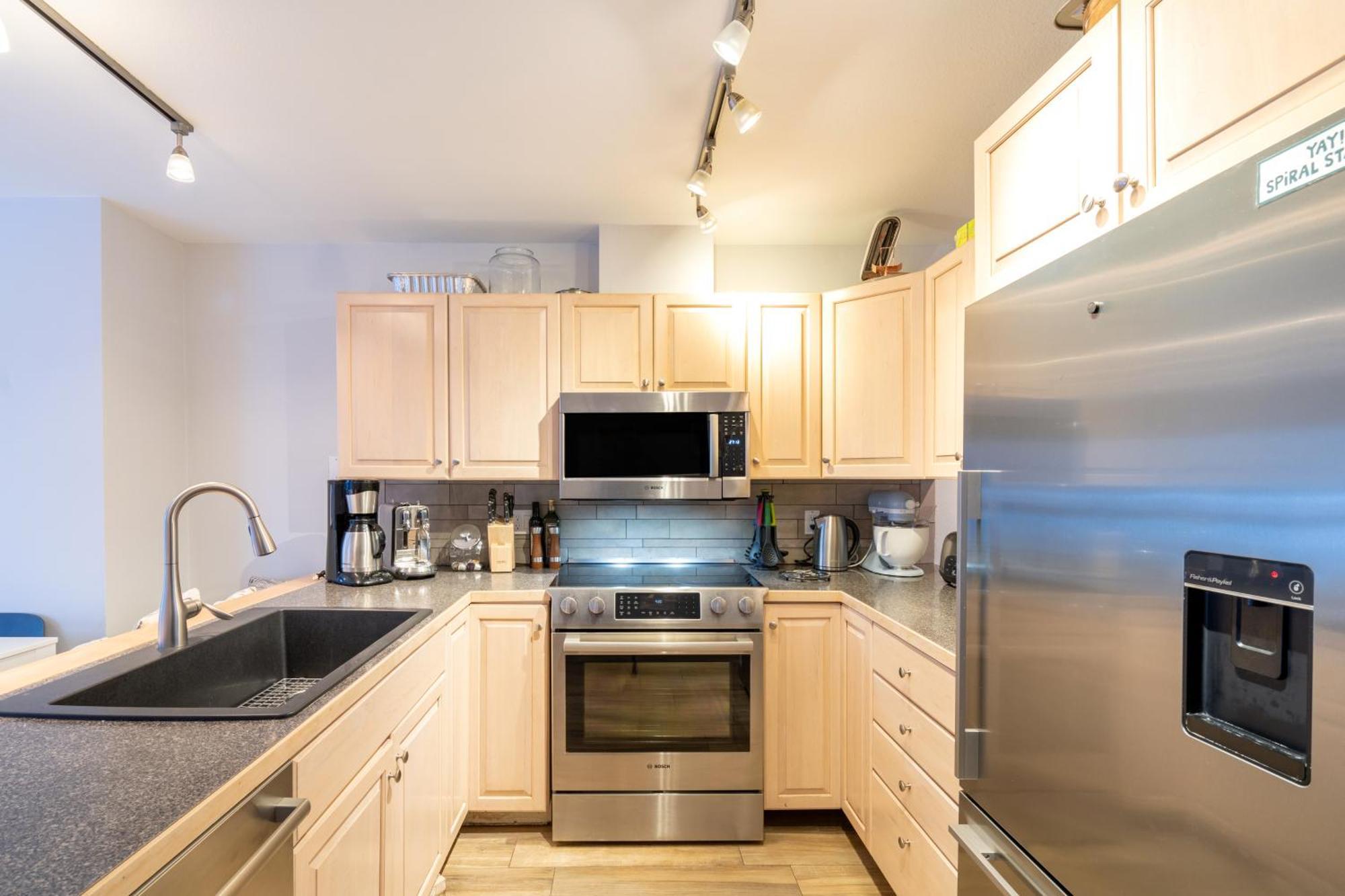 Holiday home One Block Walk To Gondola, Lockers Downstairs, River Trail Close By!