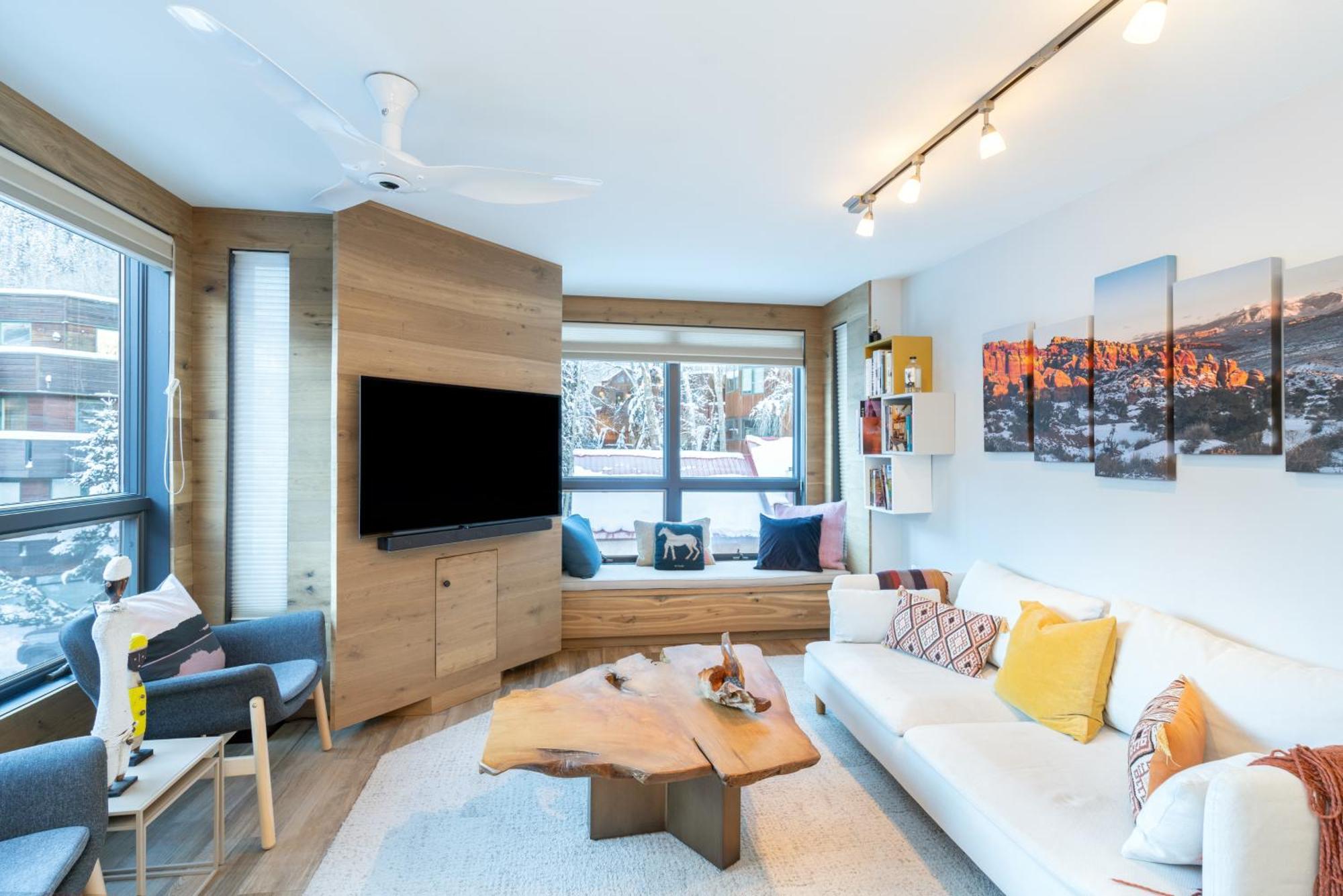 One Block Walk To Gondola, Lockers Downstairs, River Trail Close By! Telluride