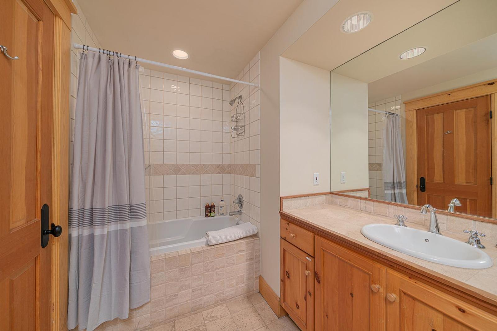 Villa Double Eagle B2 Picturesque Mountain - 3 Bedroom 3 Ba, Sleeps 8 Telluride