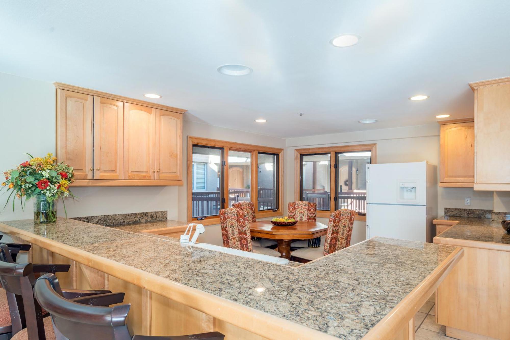 Luxury Lorian Lookout With Plenty Of Amenities *