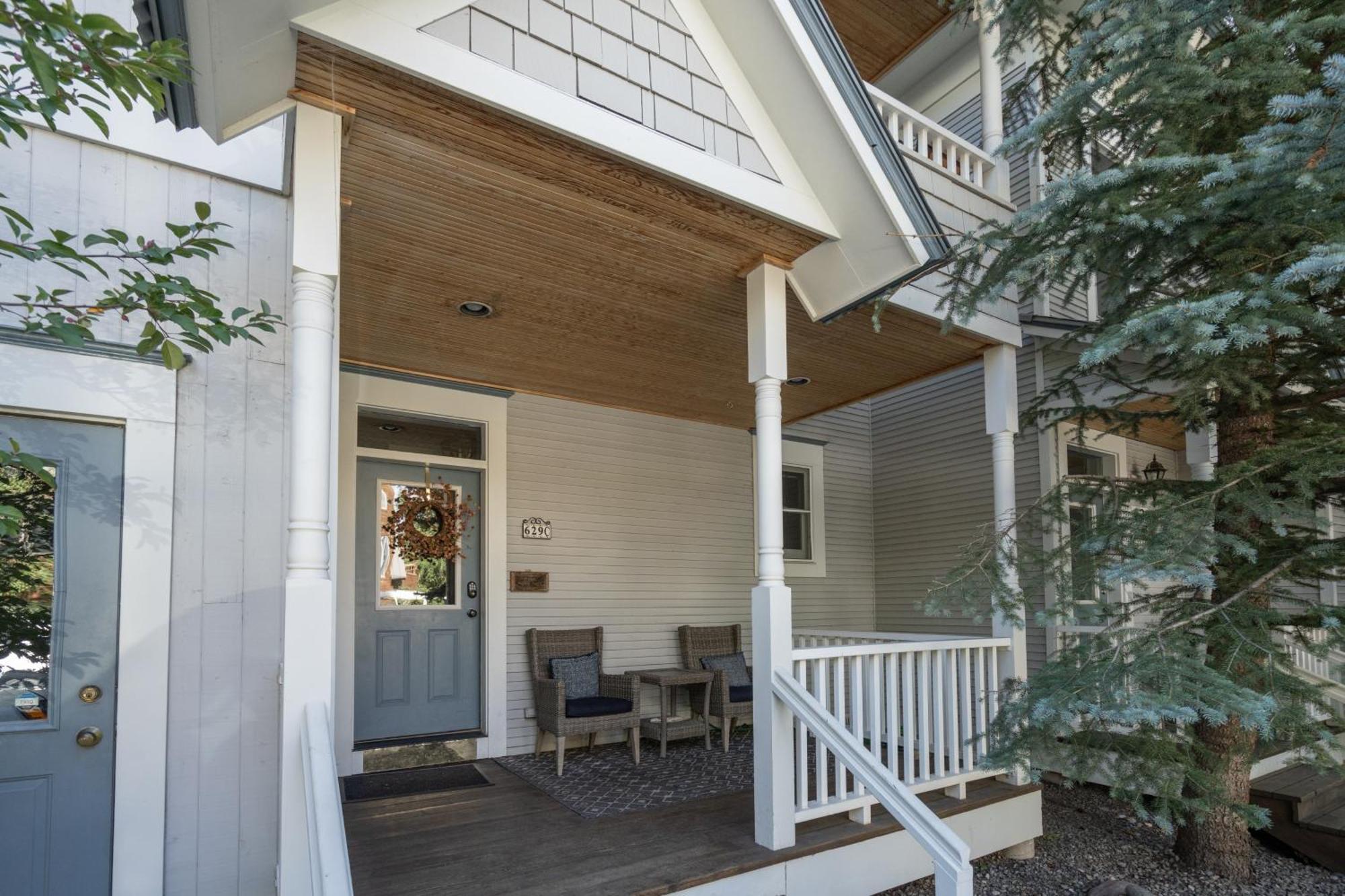 Main Street Tri-plex Close To Everything! Holiday home Telluride