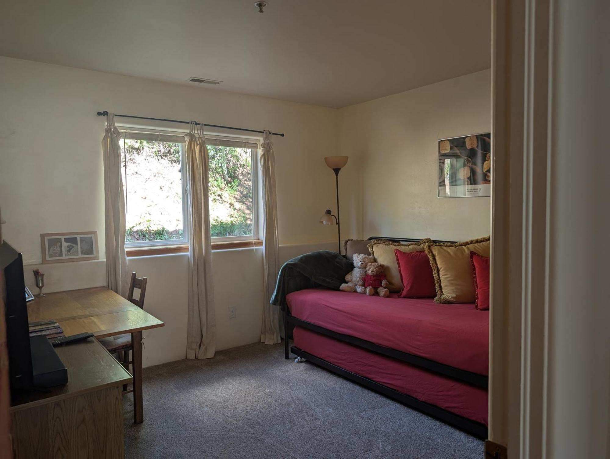 Peaceful Sunny Out In Condo, Parking, Pets *