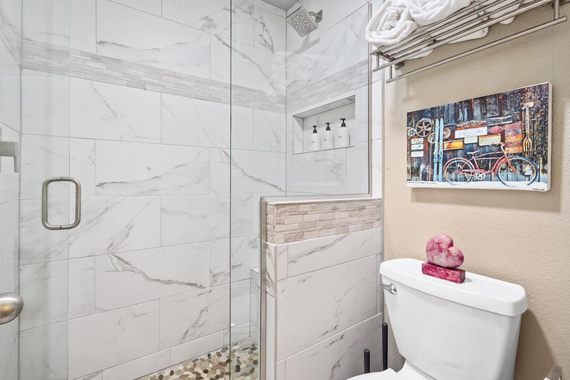 Walk To Ski, Stylish & Bright! Ground Floor, Hot Tub, Pool Apartment *