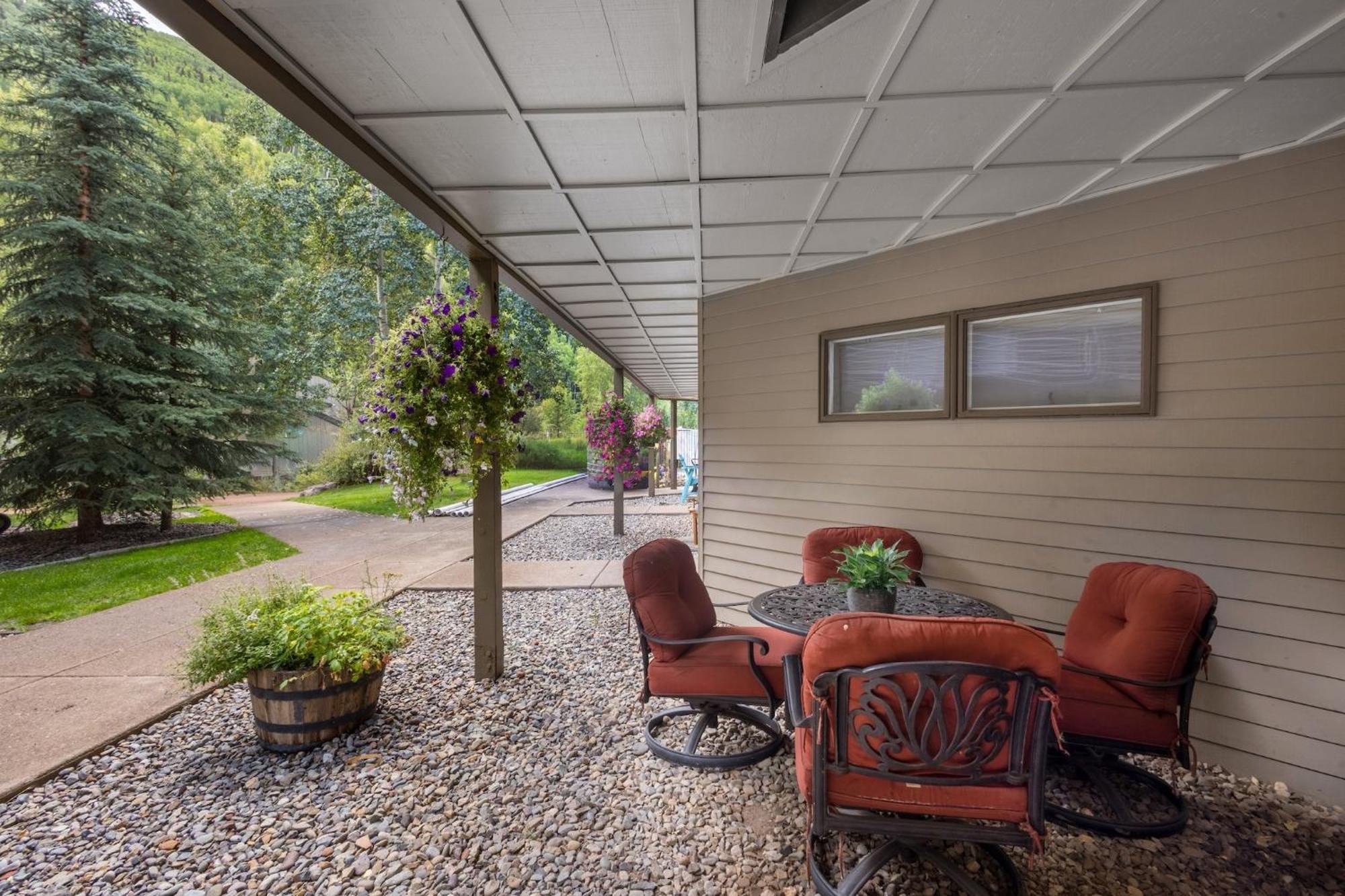 Walk To Ski, Stylish & Bright! Ground Floor, Hot Tub, Pool Apartment Telluride