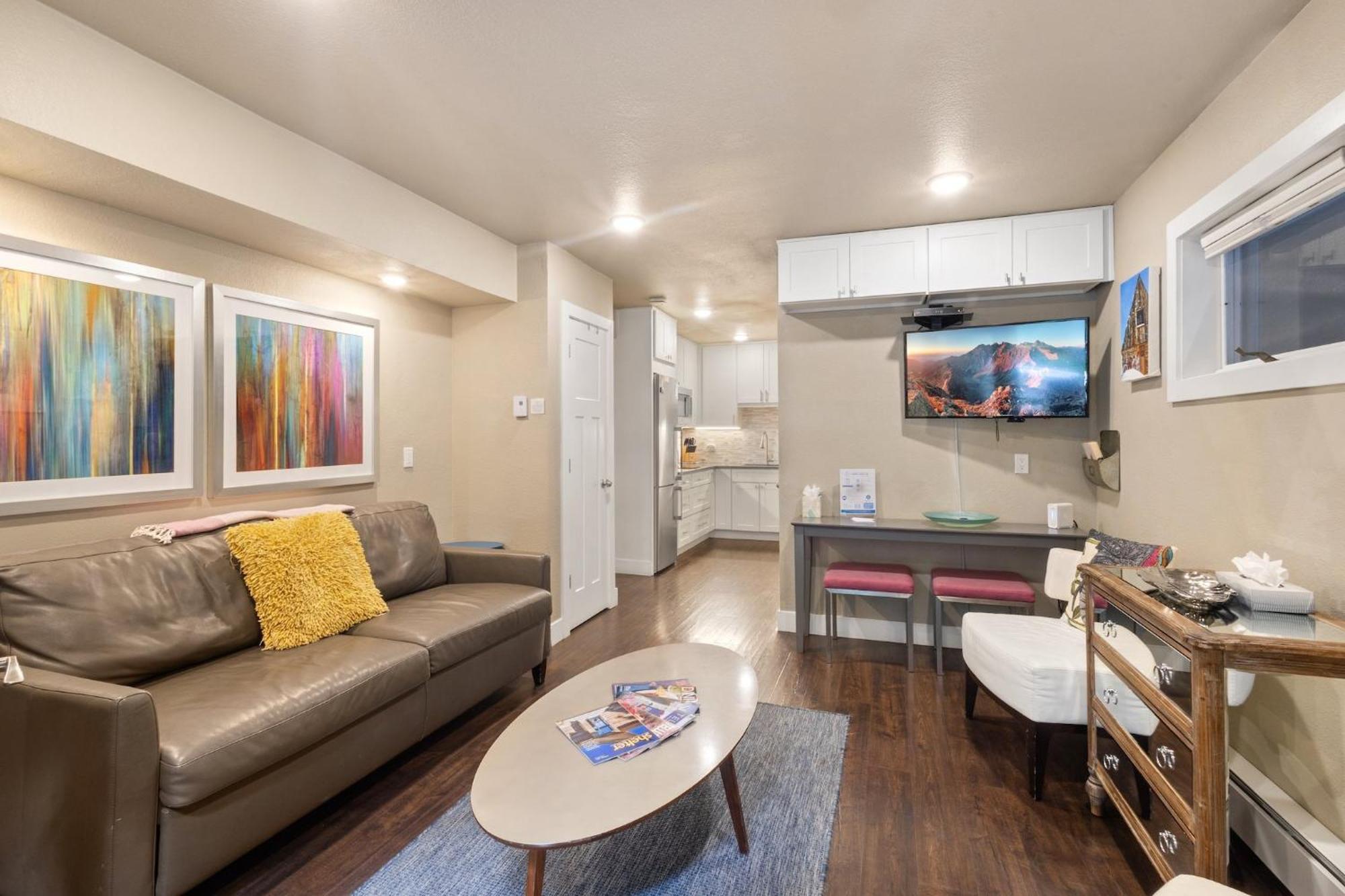 Walk To Ski, Stylish & Bright! Ground Floor, Hot Tub, Pool Telluride