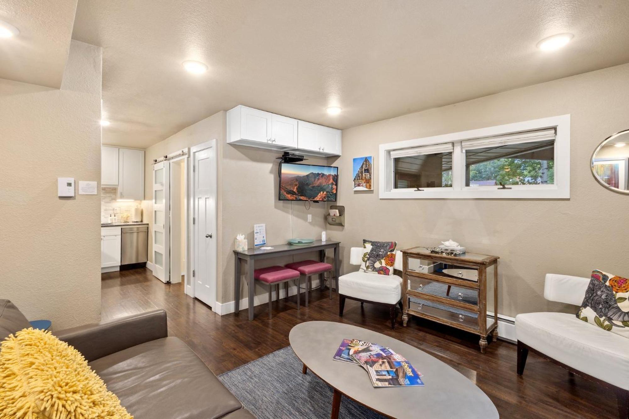 Apartment Walk To Ski, Stylish & Bright! Ground Floor, Hot Tub, Pool *