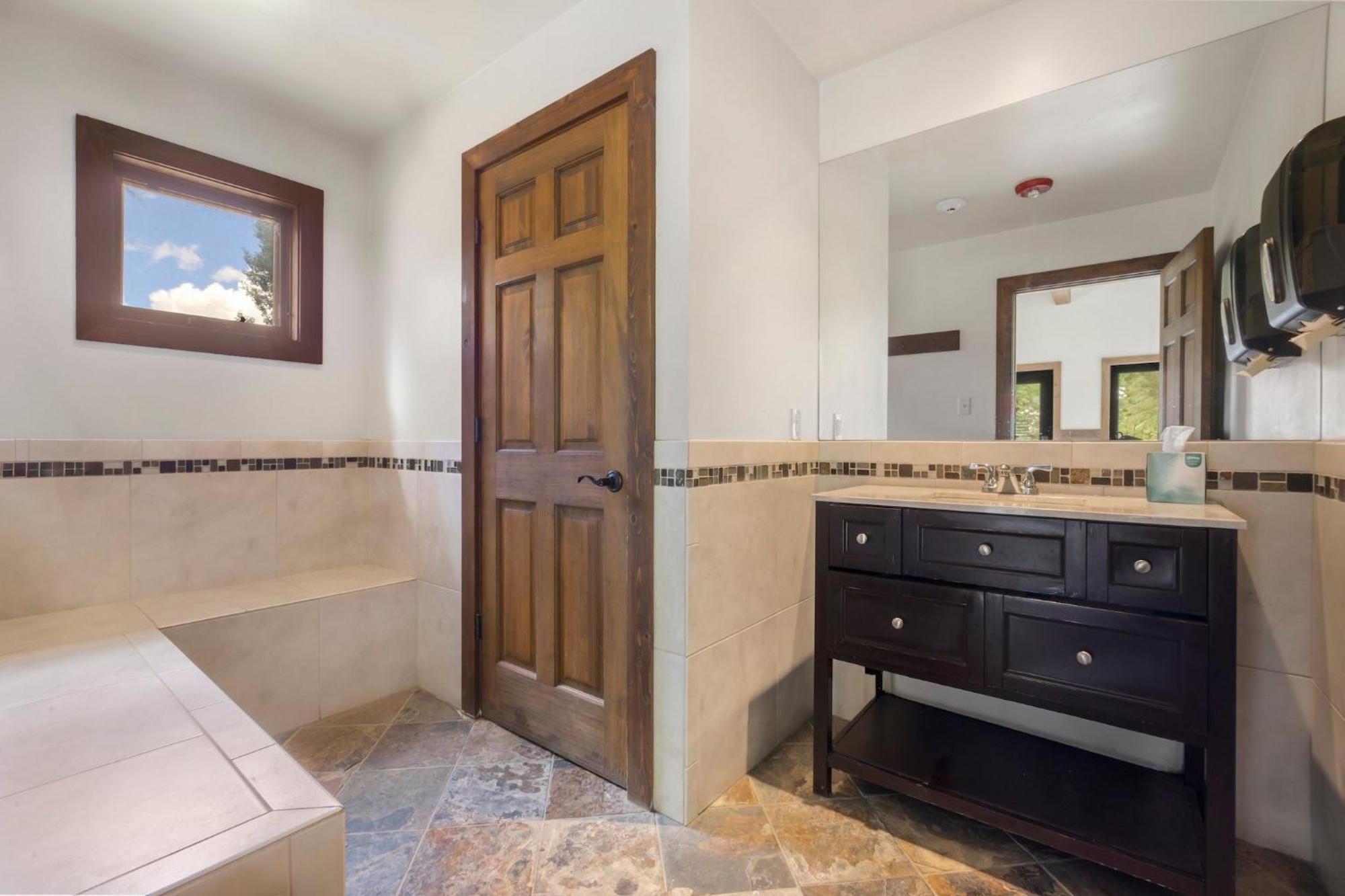 Apartment Life! Walk Or Shuttle To Lifts - Fireplace, Hot Tub