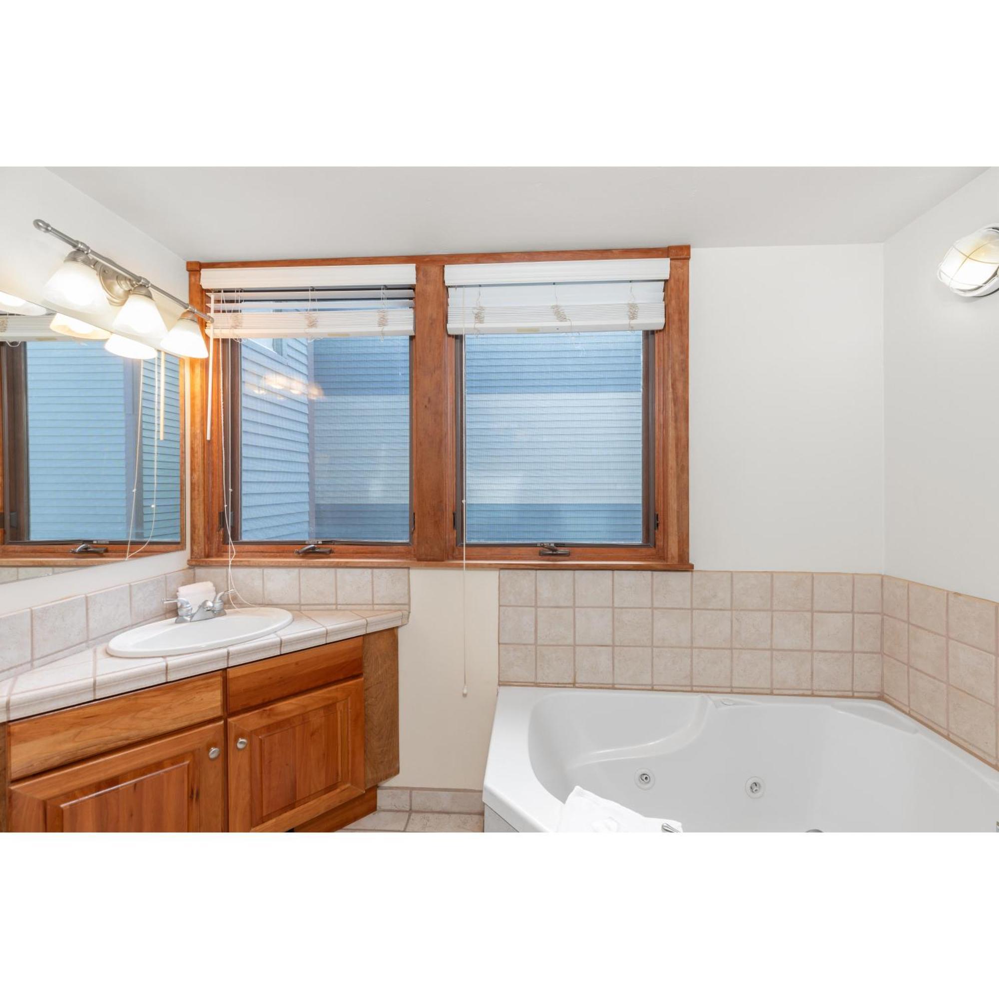 Twin 337 & 338 - Liftside And Hot Tubs Access