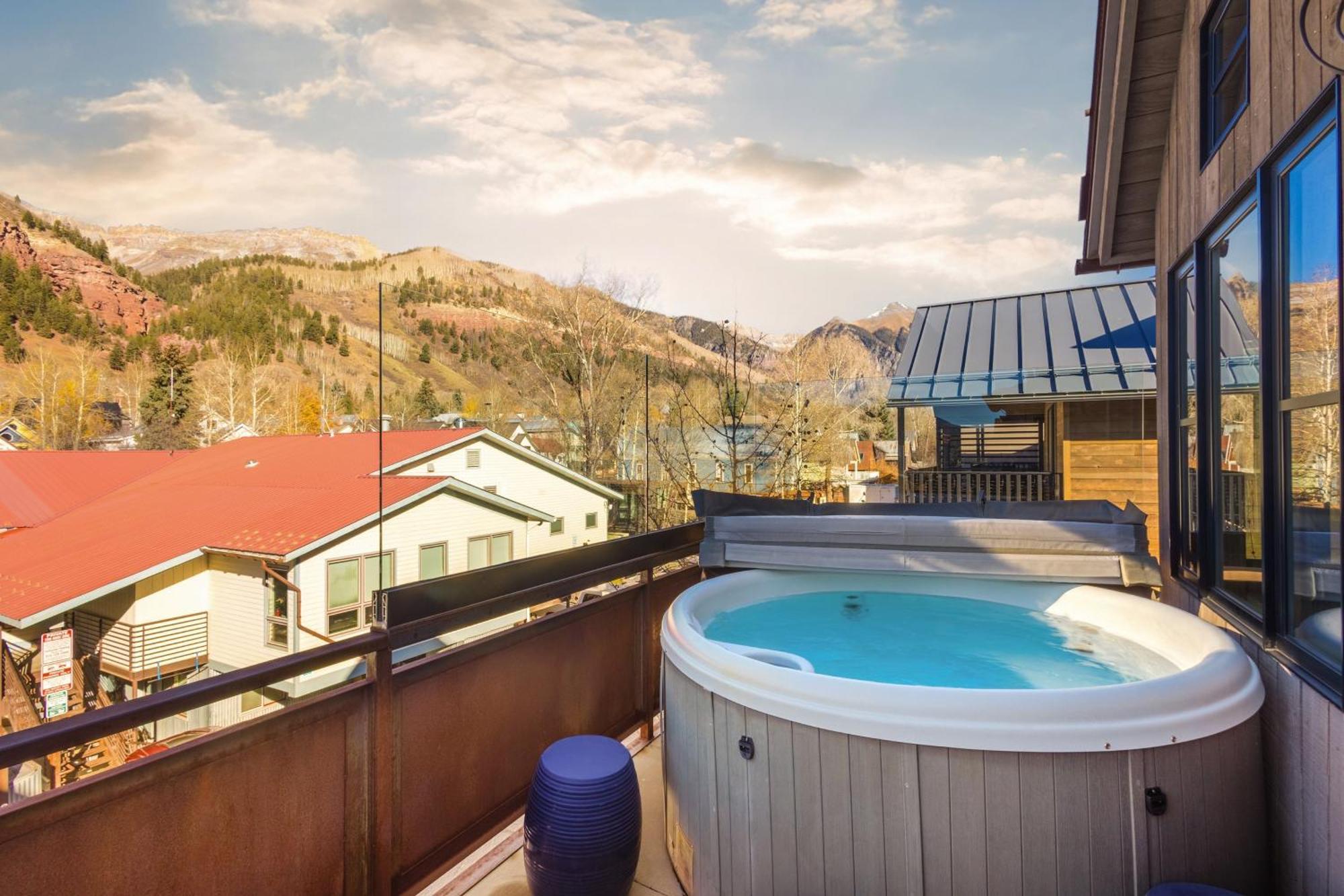 Holiday home Depot Luxury Townhome: Rooftop Hot Tub & Gondola Access