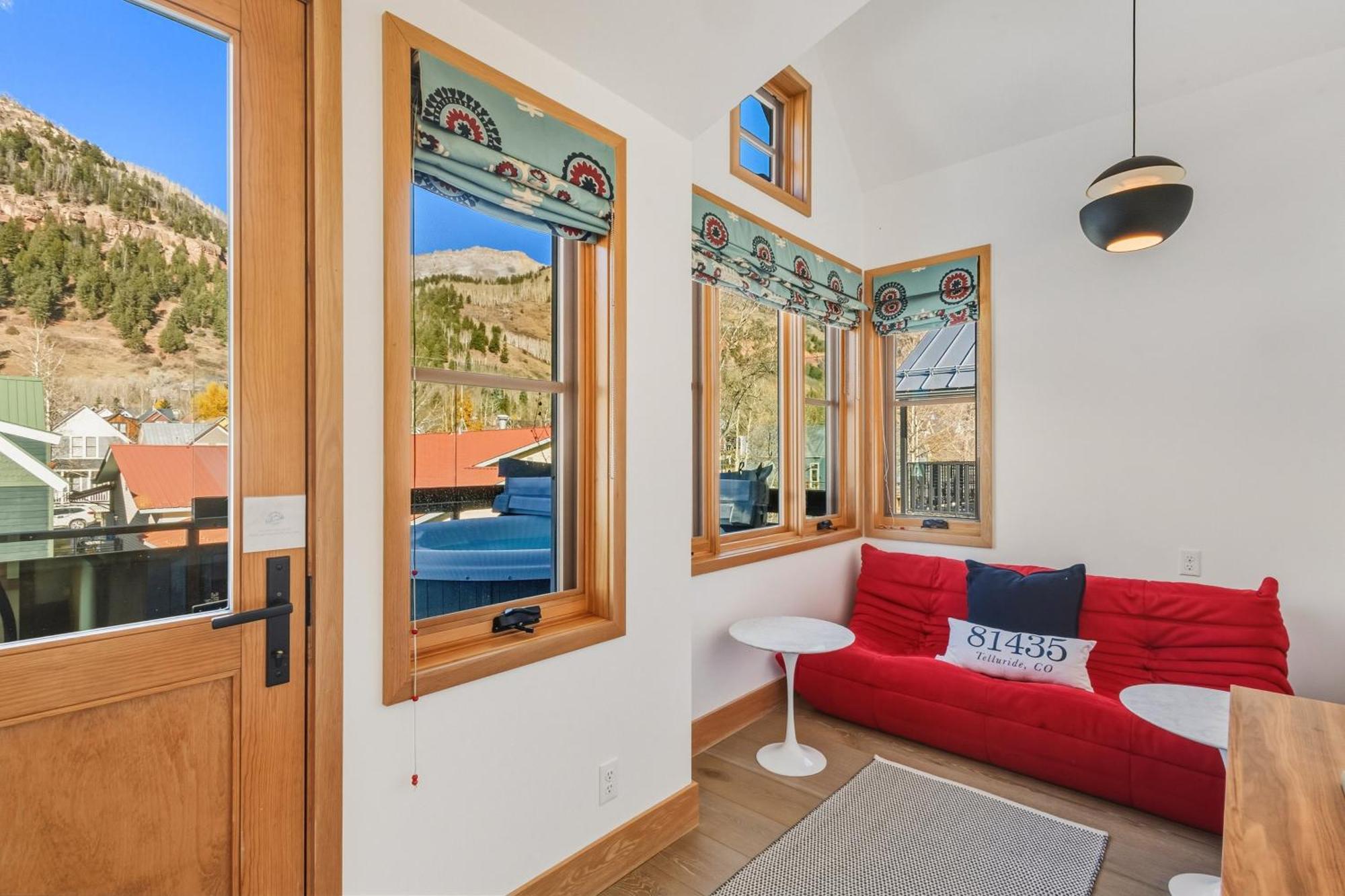 Depot Luxury Townhome: Rooftop Hot Tub & Gondola Access *