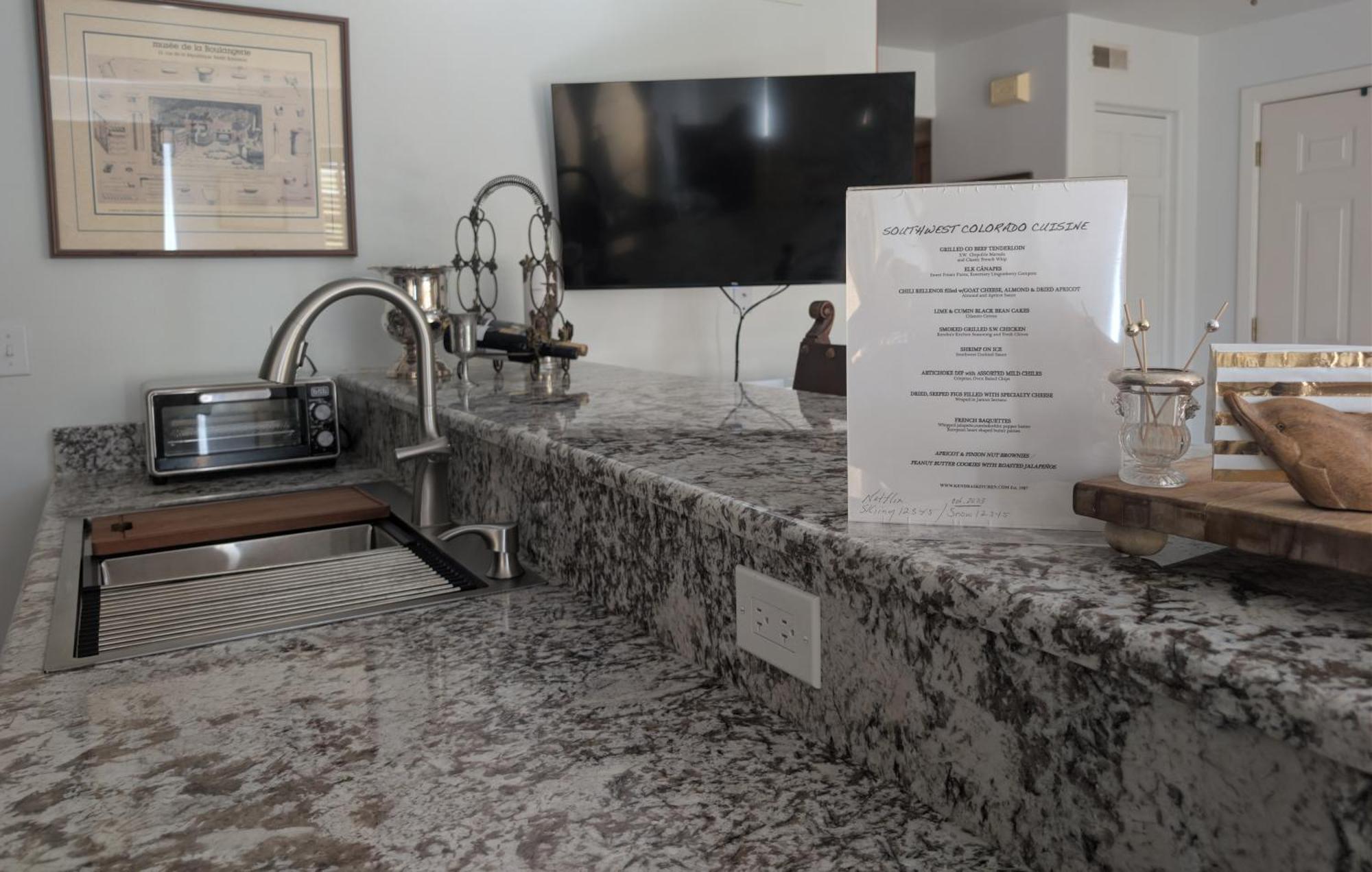 Apartment Peaceful Sunny Out In Condo, Parking, Pets *