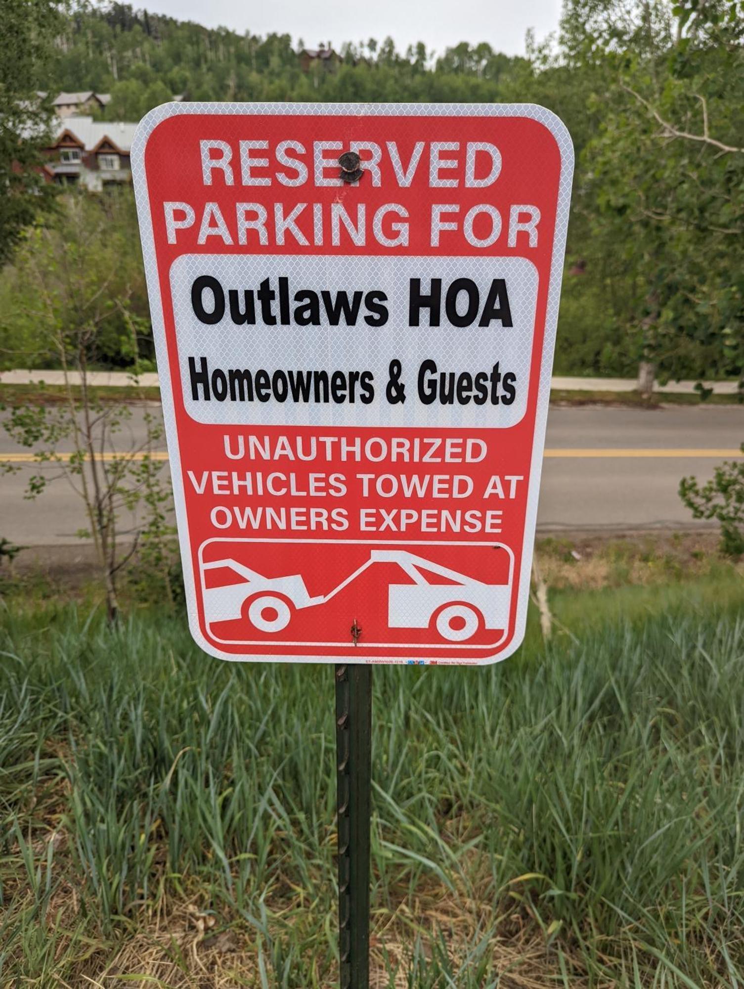 Peaceful Sunny Out In Condo, Parking, Pets *