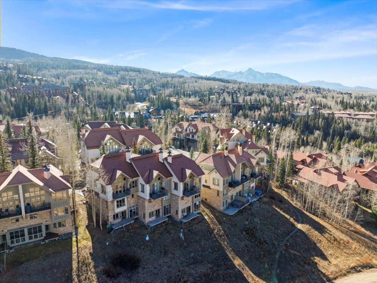 Mountain Village Retreat - Steam Shower & Views *