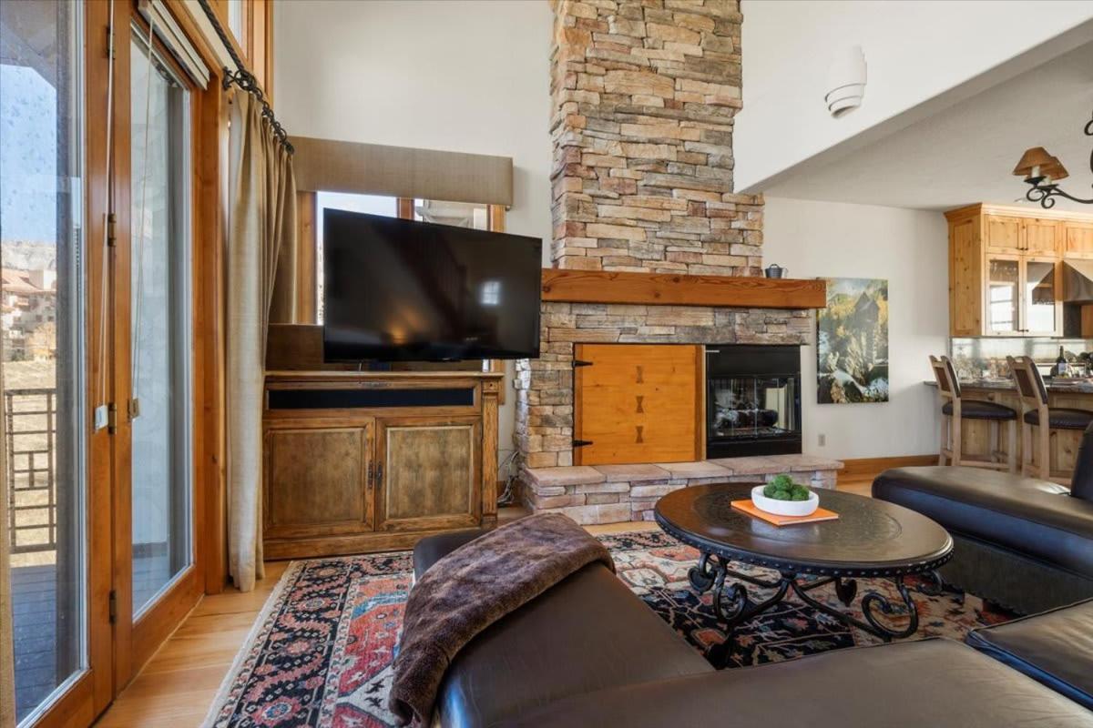 Mountain Village Retreat - Steam Shower & Views *