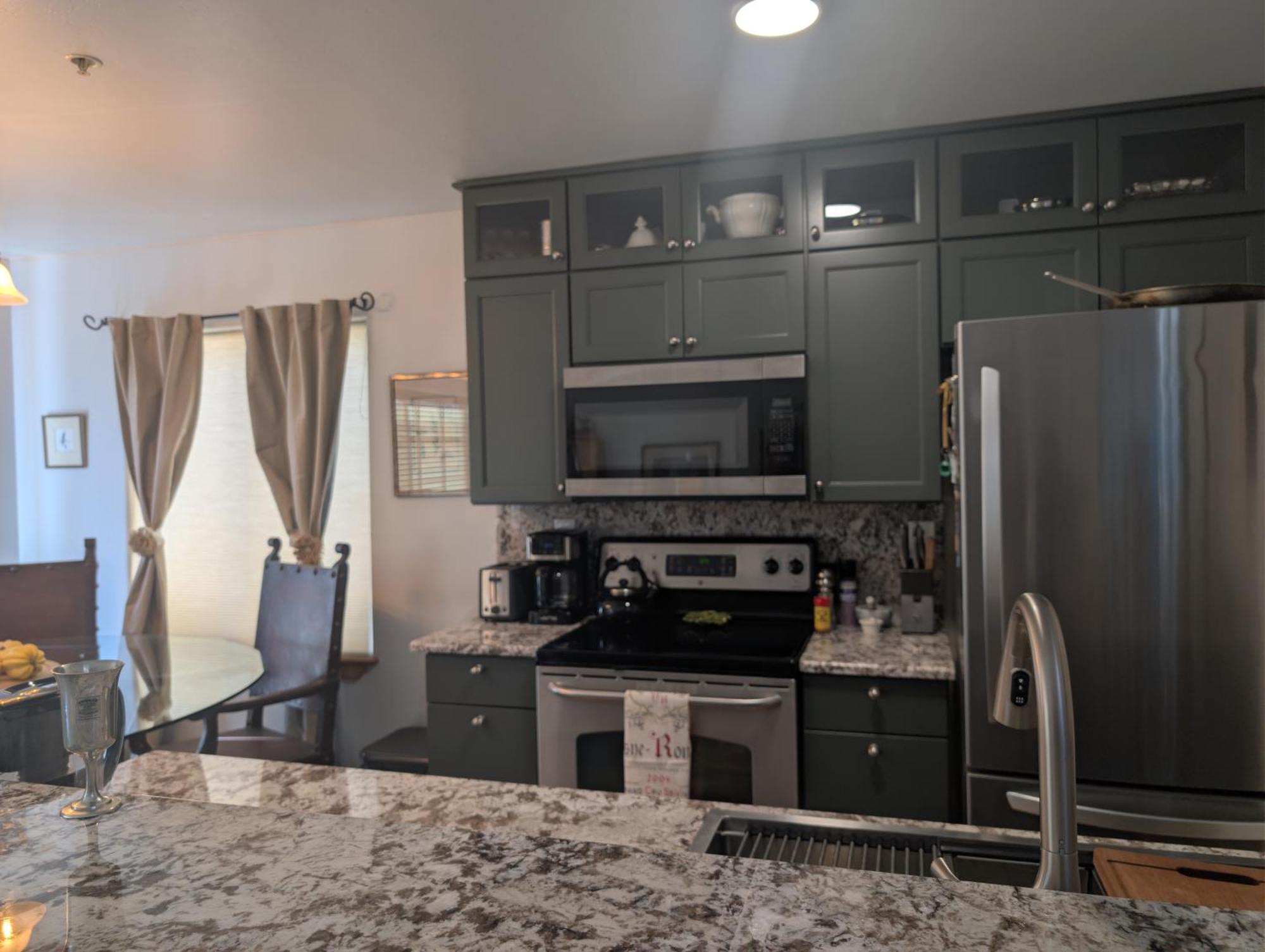 Peaceful Sunny Out In Condo, Parking, Pets Apartment *