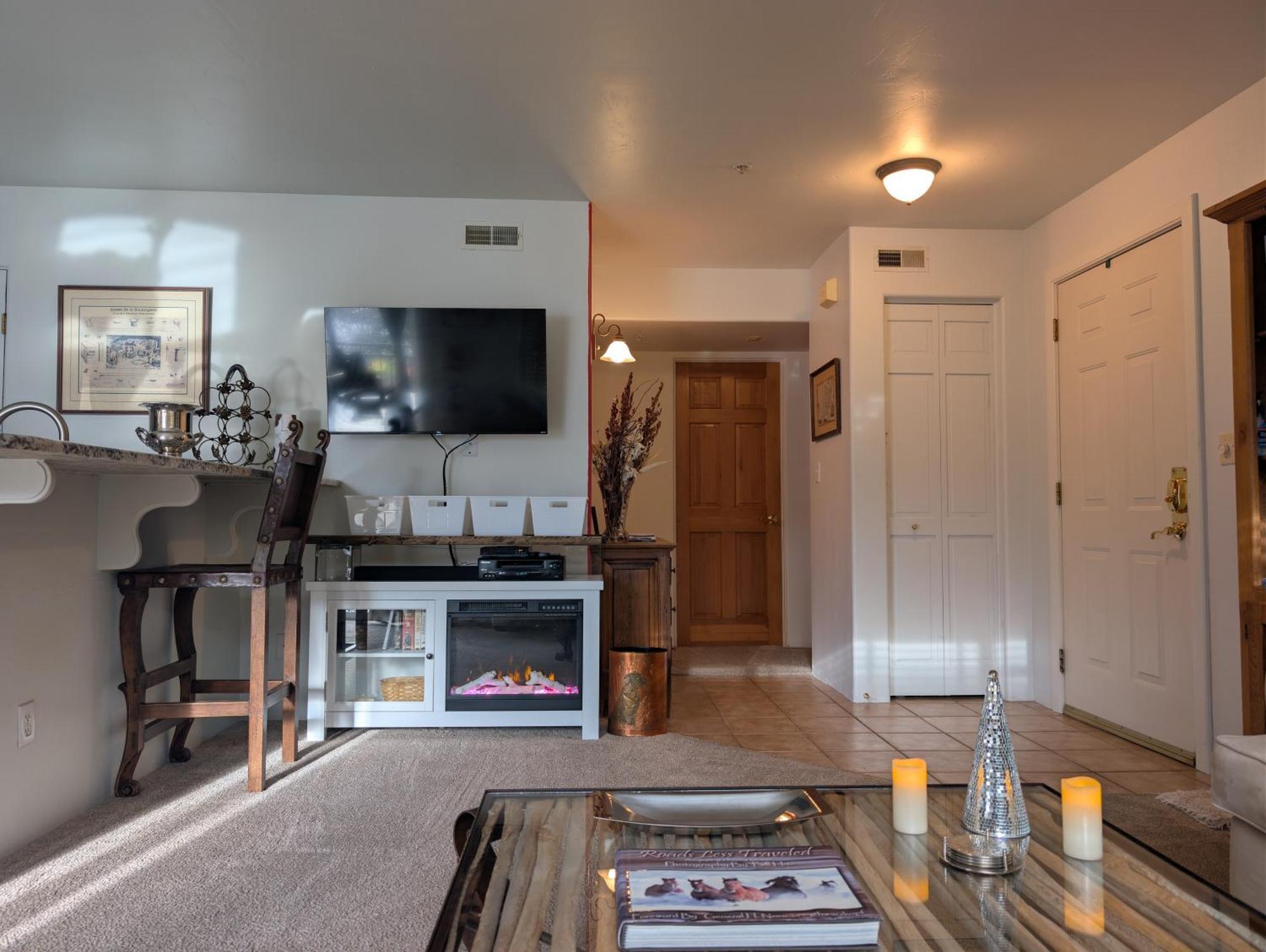 Peaceful Sunny Out In Condo, Parking, Pets Apartment *