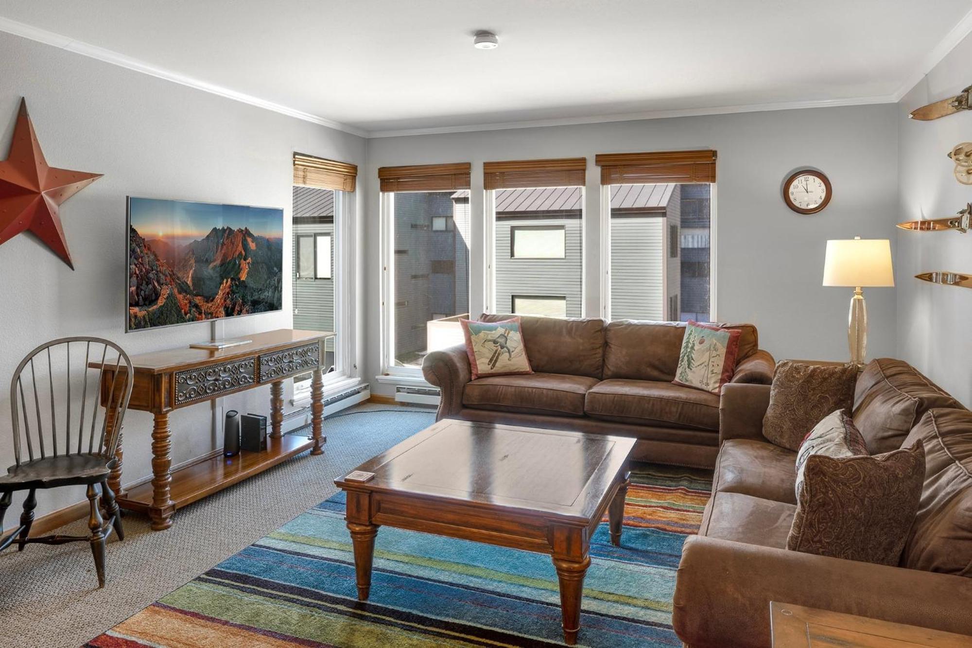 West End Winner - Hot Tub, Parking, Open Kitchen & Living Space Apartment