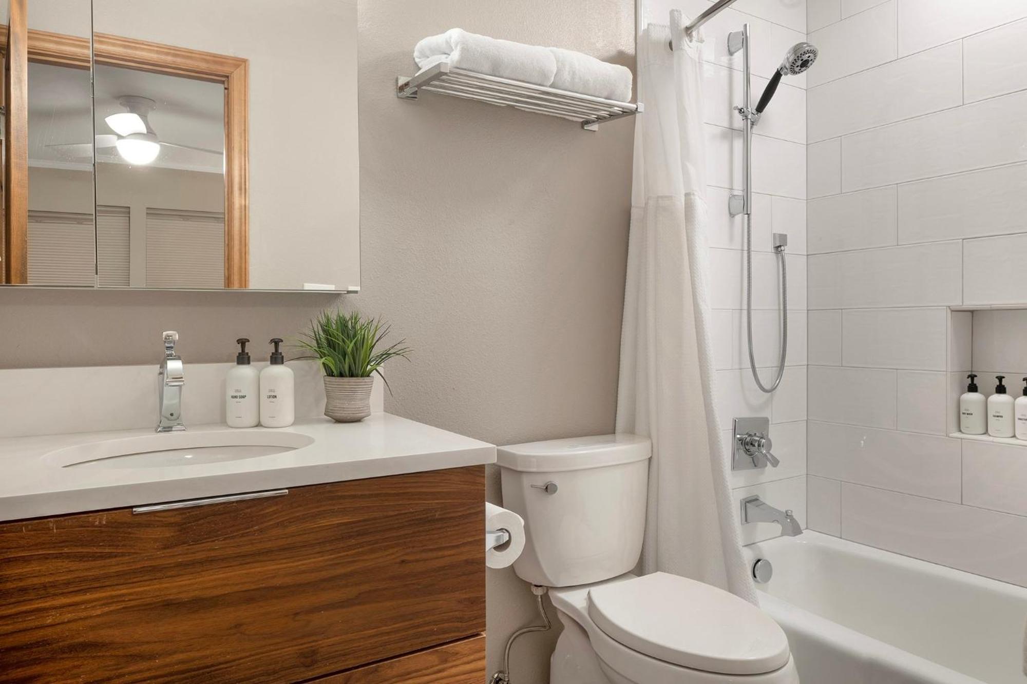 West End Winner - Hot Tub, Parking, Open Kitchen & Living Space *