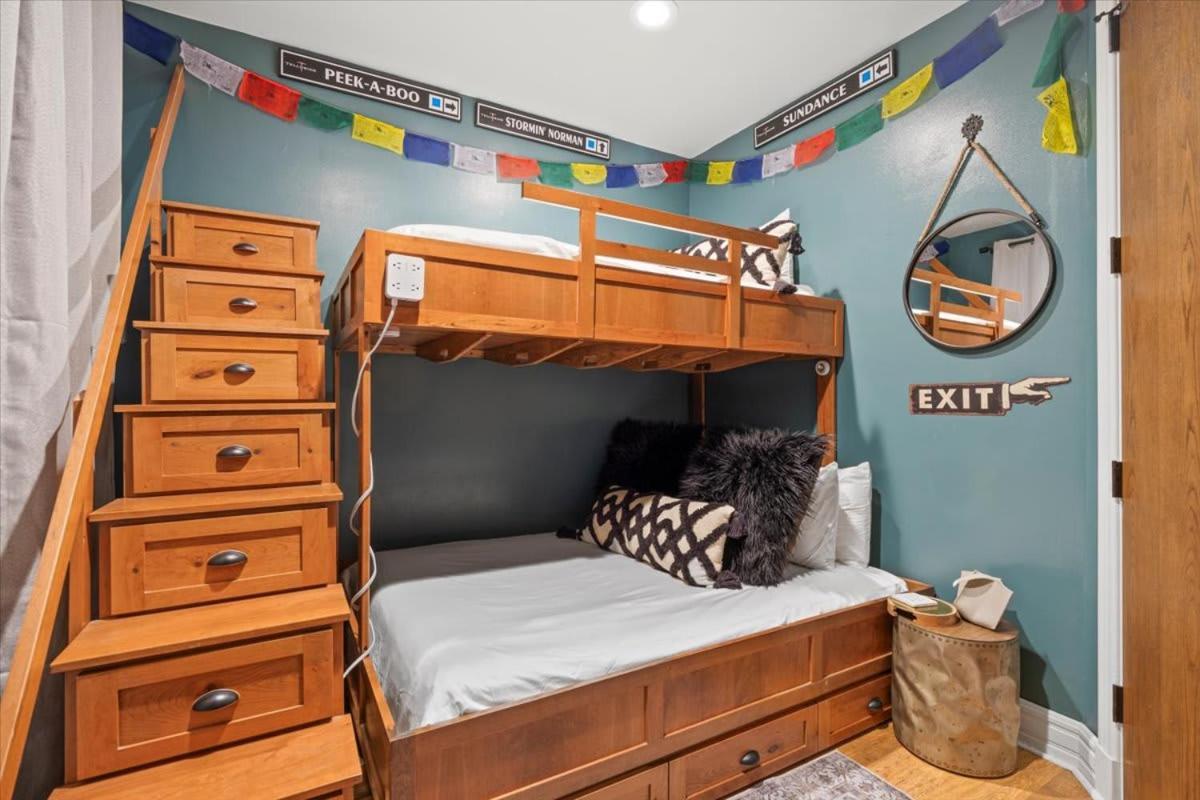 Mtn Village Retreat - Balcony Views & Steam Shower Holiday home *