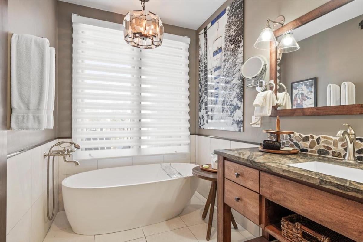 Mtn Village Retreat - Balcony Views & Steam Shower *