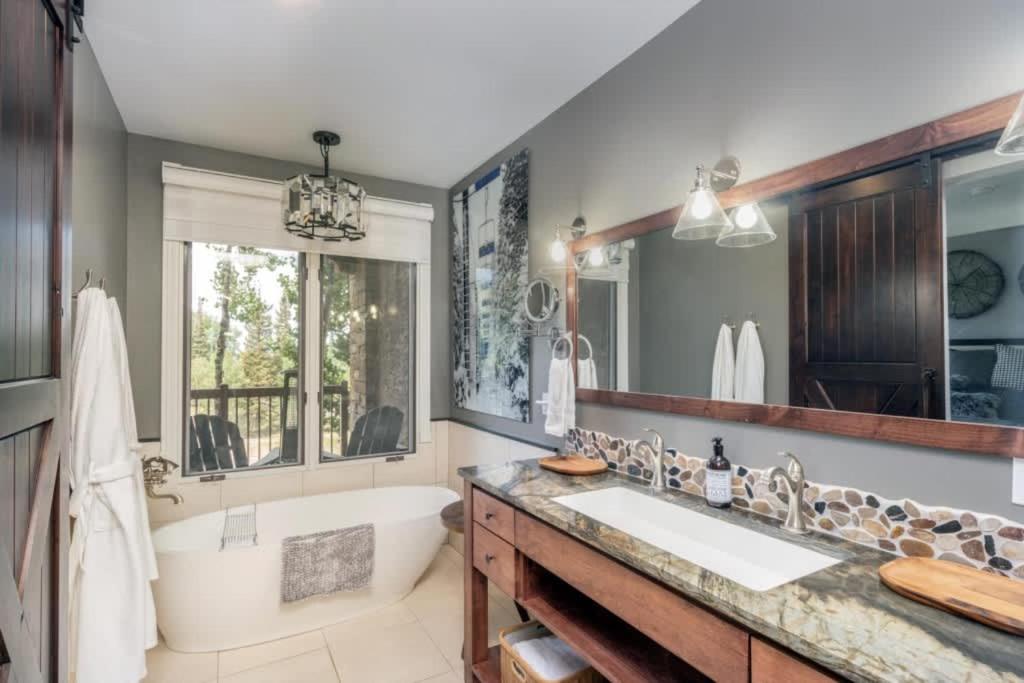 Holiday home Mtn Village Retreat - Balcony Views & Steam Shower