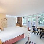 Sunshine Ski House - Sun-Filled Family Home In Heart Of Town - Hot Tub Home