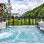 Premier Downtown With Pool, Hot Tub & Parking Apartment