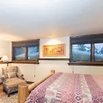Renovated Condo Close To Lift 7 And The Grocery Store