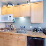 Cozy Tomboy Studio With Private Deck