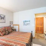 Cozy Tomboy Studio With Private Deck