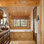 Hilltop Hideaway By Exceptional Chalet
