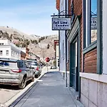 Top Floor Condo With Balcony - Steps To Lifts & Main Street Condo