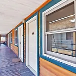 Top Floor Condo With Balcony - Steps To Lifts & Main Street Condo