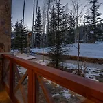 Luxury Lorian Lookout With Plenty Of Amenities