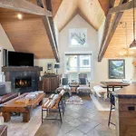 Main Street Tri-Plex Close To Everything!