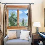 Luxury Lorian Lookout With Plenty Of Amenities