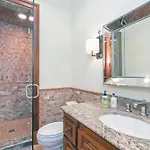 Luxury Lorian Lookout With Plenty Of Amenities Holiday home