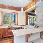Luxury Lorian Lookout With Plenty Of Amenities *