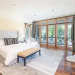 Luxury Lorian Lookout With Plenty Of Amenities