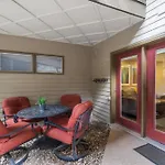 Walk To Ski, Stylish & Bright! Ground Floor, Hot Tub, Pool Condo
